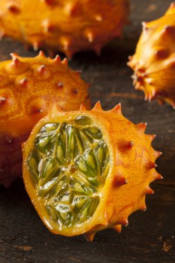 Organik portakal kiwano kavun