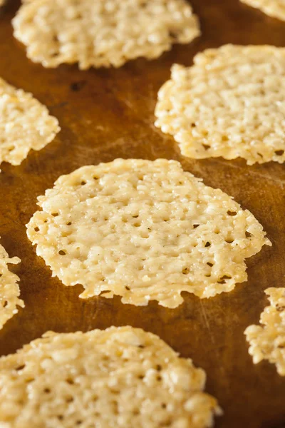 Hecho en casa al horno queso parmesano crujiente — Foto de Stock