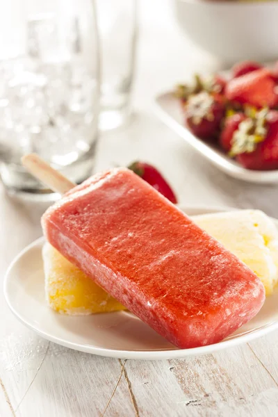冷たい有機冷凍ストロベリー フルーツ アイス キャンデー — ストック写真