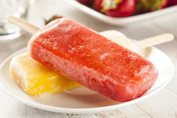 Frio orgânico congelado morango fruta Popsicle — Fotografia de Stock