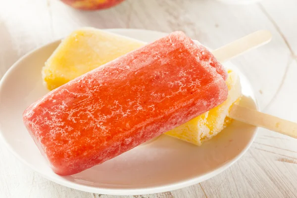 Frio orgânico congelado morango fruta Popsicle — Fotografia de Stock