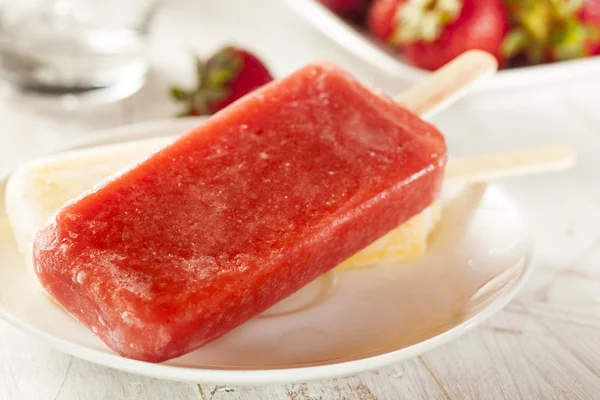 Popsicle de fruta de fresa congelada orgánica fría — Foto de Stock
