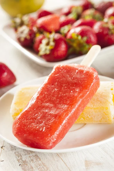 Cold Organic Frozen Strawberry Fruit Popsicle — Stock Photo, Image