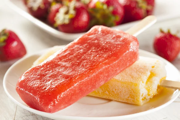Popsicle de fruta de fresa congelada orgánica fría — Foto de Stock