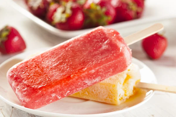 Popsicle de fruta de fresa congelada orgánica fría — Foto de Stock