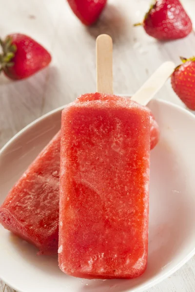 Cold Organic Frozen Strawberry Fruit Popsicle — Stock Photo, Image