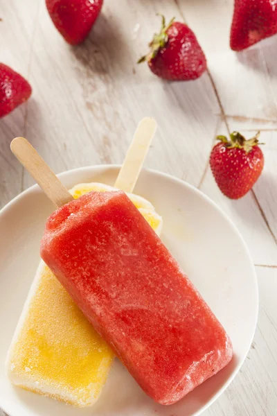 Frio orgânico congelado morango fruta Popsicle — Fotografia de Stock