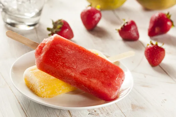 Kaltes gefrorenes Bio-Erdbeer-Eis am Stiel — Stockfoto