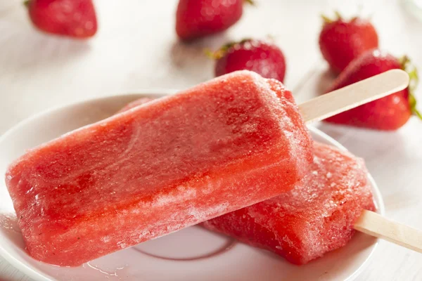 Frio orgânico congelado morango fruta Popsicle — Fotografia de Stock
