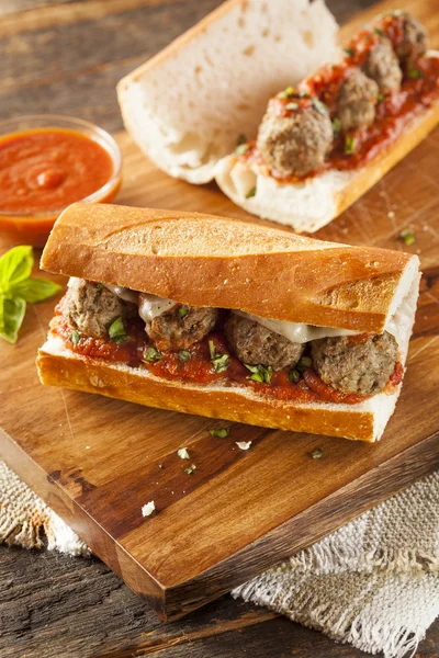 Sándwich picante caliente y casero del Sub de la albóndiga — Foto de Stock