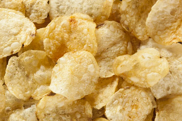Нездоровые чипсы из хрустящей картошки — стоковое фото