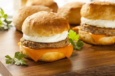 ev yapımı yumurtalı sandviç sosis ve peynir ile
