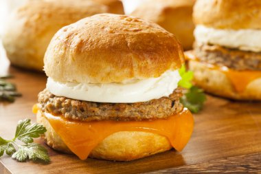 ev yapımı yumurtalı sandviç sosis ve peynir ile