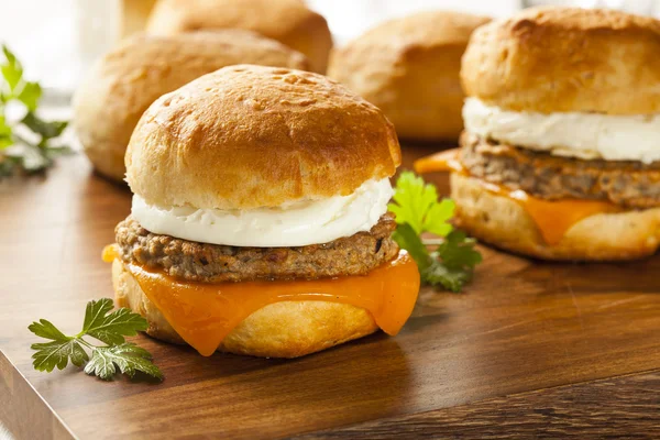 Domácí vejce sendvič s klobásou a sýrem — Stock fotografie