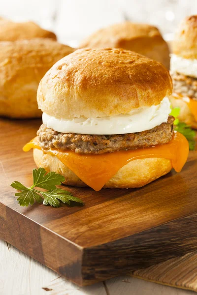Sandwich de huevo casero con salchicha y queso —  Fotos de Stock