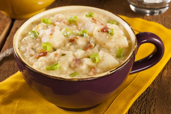 Домашний сливочный картофельный суп — стоковое фото