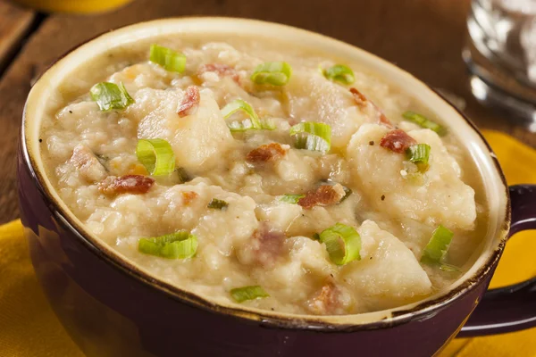 Домашний сливочный картофельный суп — стоковое фото