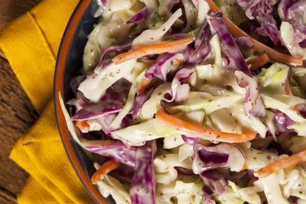 Salada de couve caseira com repolho e alface desfiados — Fotografia de Stock