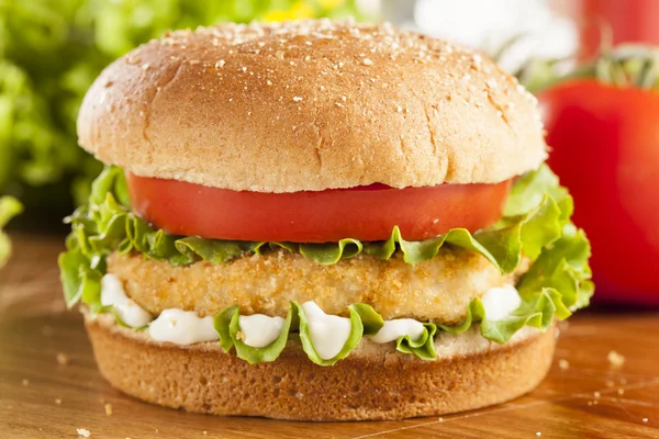 Obalované kuře patty sendvič na buchtu — Stock fotografie