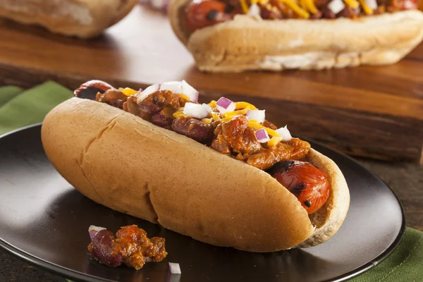 Hot Chili Dog fatto in casa con formaggio Cheddar — Foto Stock