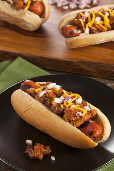 Hot Chili Dog fatto in casa con formaggio Cheddar — Foto Stock