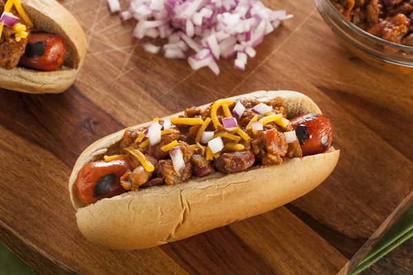 Hemmagjord het chili hund med cheddarost — Stockfoto