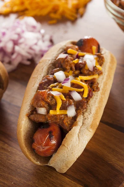Zelfgemaakte warme chili hond met cheddarkaas — Stockfoto
