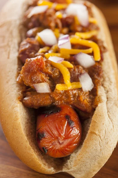 Hot Chili Dog fatto in casa con formaggio Cheddar — Foto Stock