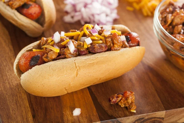 Hot Chili Dog fatto in casa con formaggio Cheddar — Foto Stock