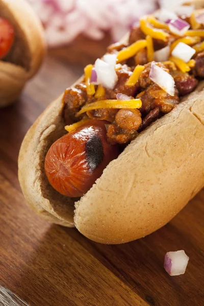 Hot Chili Dog fatto in casa con formaggio Cheddar — Foto Stock