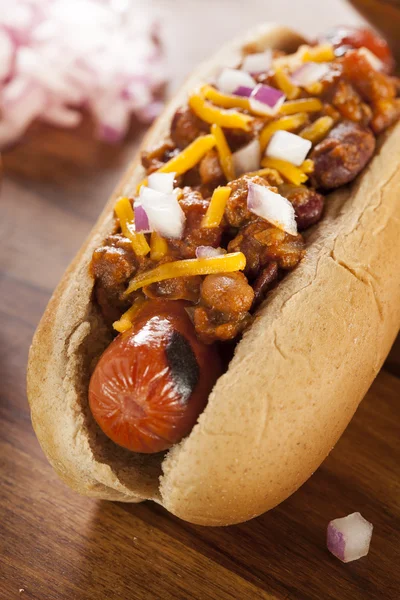 Hot Chili Dog maison au fromage cheddar — Photo