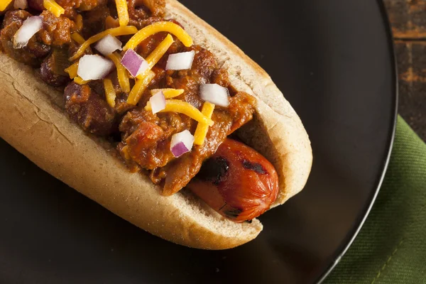 Hot Chili Dog fatto in casa con formaggio Cheddar — Foto Stock