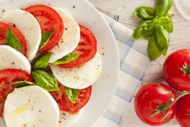 ev yapımı organik caprese salatası