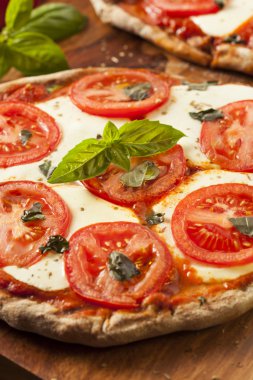 Organik ev yapımı margarita pizza