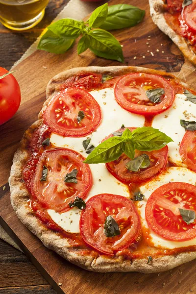 Organik ev yapımı margarita pizza — Stok fotoğraf