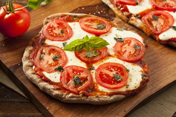 Orgánica casera Margarita Pizza — Foto de Stock