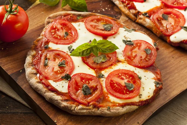 Orgánica casera Margarita Pizza — Foto de Stock