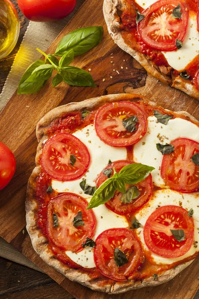 Orgánica casera Margarita Pizza — Foto de Stock