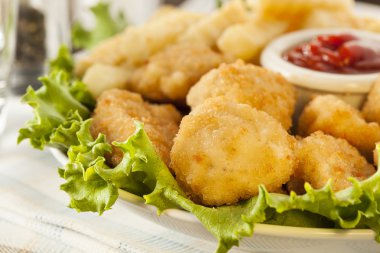 sağlıksız tavuk nuggets ve patates kızartması