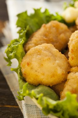 sağlıksız tavuk nuggets ve patates kızartması