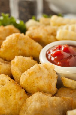 sağlıksız tavuk nuggets ve patates kızartması