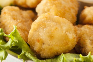 sağlıksız tavuk nuggets ve patates kızartması