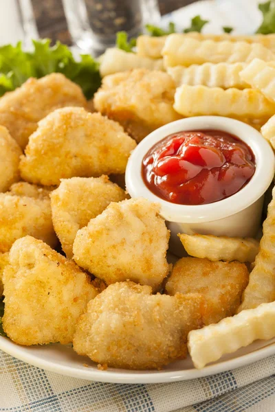 Nuggets de frango insalubres e batatas fritas — Fotografia de Stock