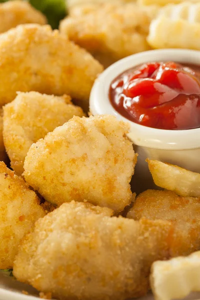 Nuggets y papas fritas de pollo poco saludables — Foto de Stock