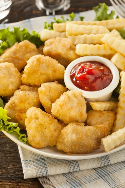 Nuggets de frango insalubres e batatas fritas — Fotografia de Stock