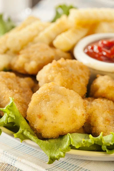 Nuggets y papas fritas de pollo poco saludables —  Fotos de Stock