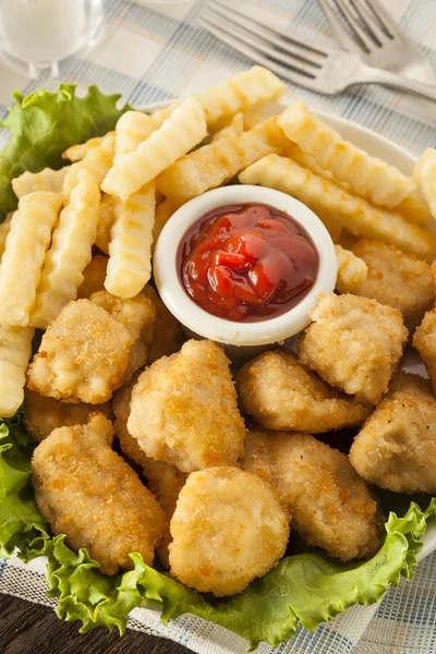 Nuggets y papas fritas de pollo poco saludables — Foto de Stock