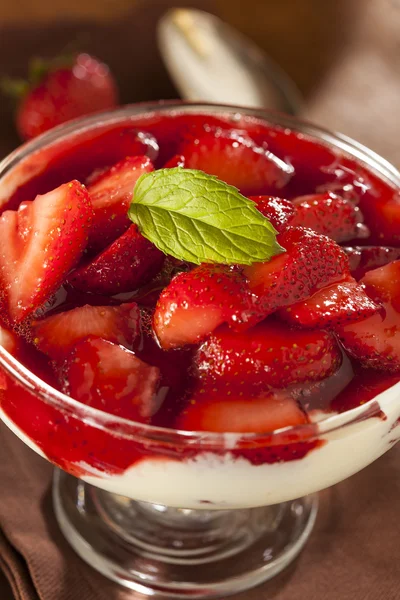 Färska ekologiska jordgubbar frukt parfait — Stockfoto