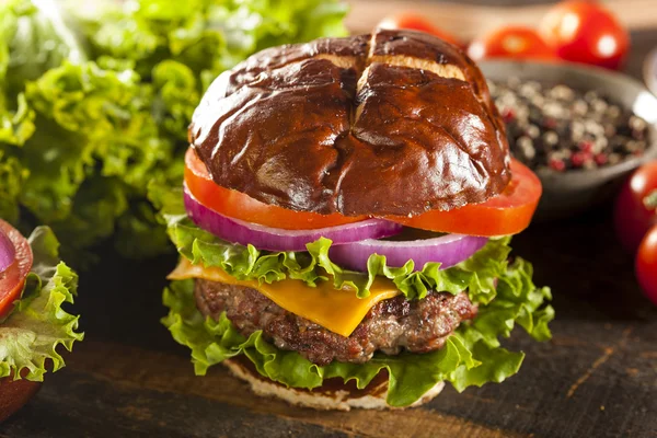 Ínyenc sajt Burger egy perec névjegyzékbe — Stock Fotó