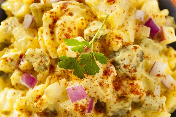 Salada de batata amarela caseira — Fotografia de Stock